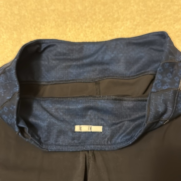 Lululemon black capri leggings with gray and blue inserts size 8 - Picture 2 of 11